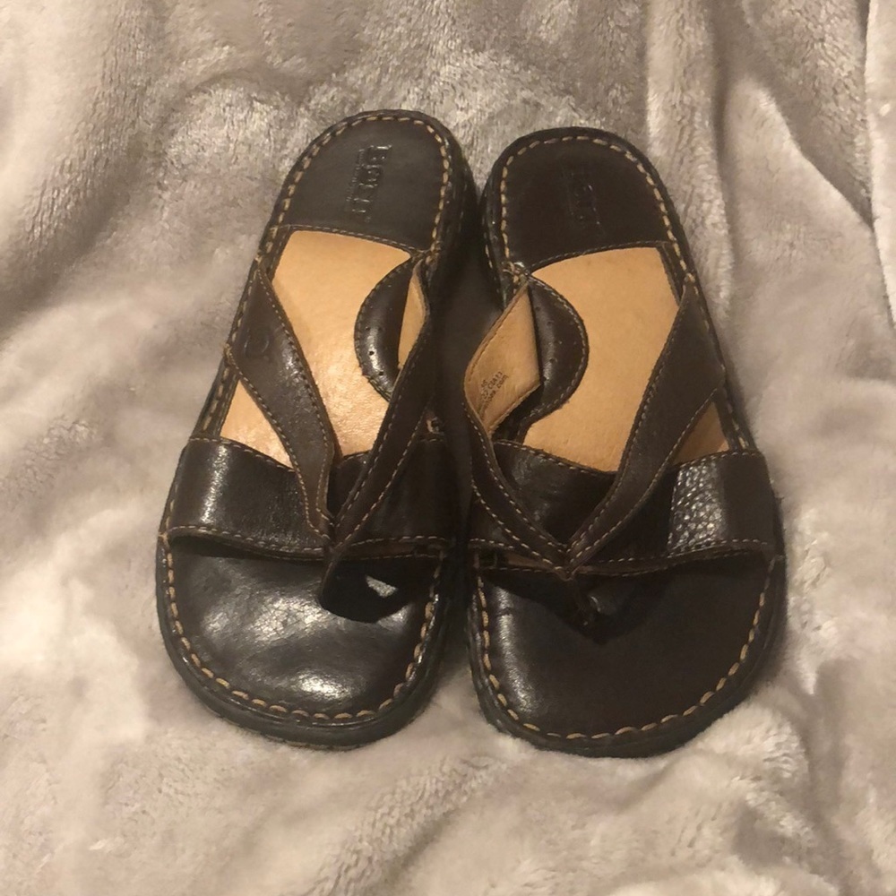 Born women’s leather flip flops